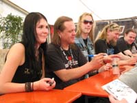 Haben Spaß bei der Signing Session, das Quartett und Dame von ENSIFERUM