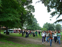 Teilnehmer des 'singenden Bandwurms auf Schienen'