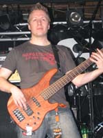 Heute zweimal on stage, erst mit Circuit Vision, dann mit SceneS: Basser Jan Ebert