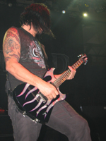 Und das Band-Maskottchen gleich auf die Schulter tätowiert