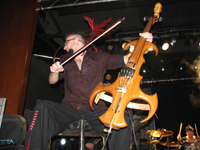 Ist halt einfach ein klasse Fotomotiv, wie der da auf seinem Thron sitzt und fiedelt