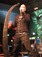 Na, DAS ist mal ein origineller Mikrofonständer