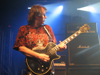 Klar, was trägt man sonst für ein Shirt als SAXON-Coverband?