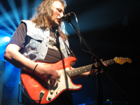 Crusader-Gitarrist im Crusader-Shirt