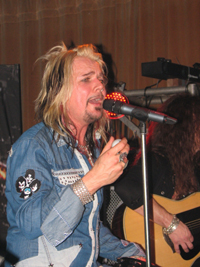 KISS-Fan Jakob Samuel beim Akustik-Teil des Gigs