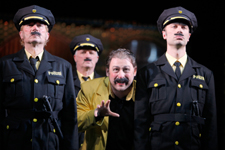 Alfred Berg (Kommissar Bauer) und Herren des Chores der Staatsoperette Dresden