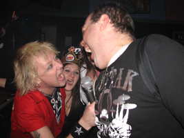 Der Sänger begibt sich ins Publikum!