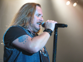 Und da sind sie auf tagheller Bühne: Sänger Johnny Van Zant