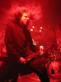 Es wird dunkel - und die Haare fliegen: POWERWOLF