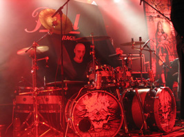 Raise your fist, Evangelist! (Und ein Geist am Schlagzeug!)