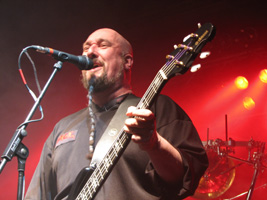 Peavey freut sich über 700 Fans und mit seinem lustigen Bart macht er Ira Black Konkurrenz!