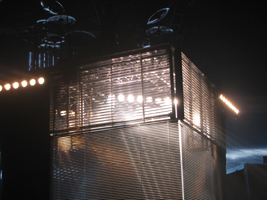 Eine neue Stockwerkgarage? Eine futuristische Duschkabine?!? ...