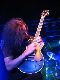 Gitarrist mit etwas mehr Gesicht (Mystic Prophecy) und andersfarbig