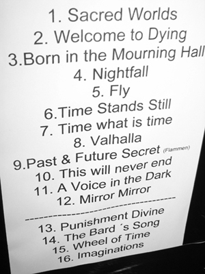 Na, was steht denn heute auf dem Menü ...? (Man beachte die Regieanweisung bei Lied 9!)