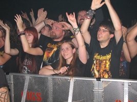 Strahlende Gesichter in der 1. Reihe (PS: Blind Guardian-Shirt-Quote im Publikum: 64%!!!)