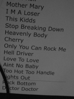 Die eigenen Songtitel sollte man aber schon richtig schreiben können ...