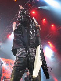 Rudolf kann die Gitarre auch auf'm Rücken spielen