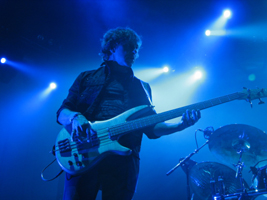 Pete Trewavas im Halbdunkel