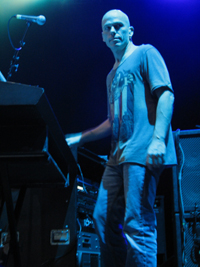 Mark Kelly spielt seitlich zum Publikum