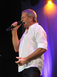 Ian Gillan (man beachte: ohne In-Ear Monitoring)