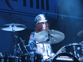 Ein Geist am Schlagzeug von HALESTORM