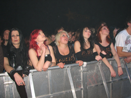 Frontrow Buckcherry: Crazy bitches!!!