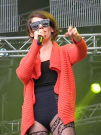 Zu Beginn noch mit Jäckchen: Alina von Frida Gold