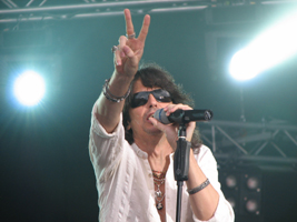 ZWEI Bier auf die Bühne bitte für die Herren in Weiß: ...