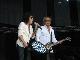 ... nämlich Kelly Hansen und Mick Jones!