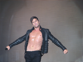 Ein eingebildeter Gockel mit eingeöltem Oberkörper!