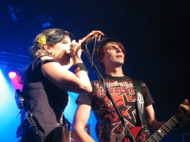 Und einen deutschen Bassisten haben sie sich in die Band geholt