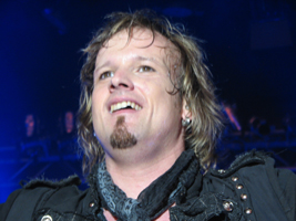 Tobias Sammet (ölt schon nach dem 1. Song aufgrund des schweren Mantels)