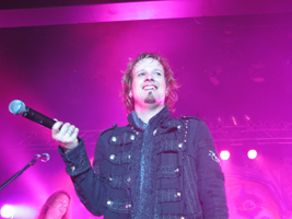 Tobi lässt die Fans singen ...