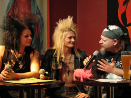 Jim Müller und Hannes Braun von Kissin' Dynamite und Moderator Neudi