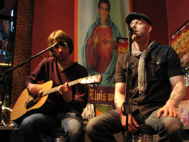 Seltenes Ereignis: David Bartok an der Gitarre