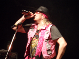 Der Bassist ölt seine Stimme