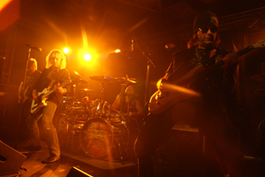 Kunststück: Wie bekomme ich eine komplette Rockband aus kurzer Distanz aufs Bild?