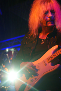 Der blonde Gitarrist mit zeitloser und nur geringen Wandlungen unterworfener Wischmopfrisur ...