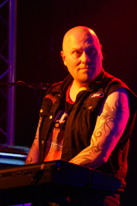 Der Keyboarder, der rein optisch jede NYHC-Combo fronten könnte