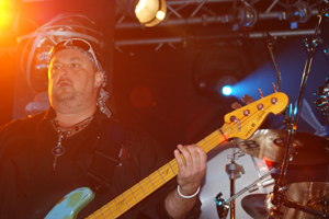 Der schrankartige Bassist mit Bandana