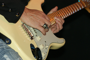 ... spielt mit seinen vier Kumpanen erstklassigen siebzigerlastigen Hardrock