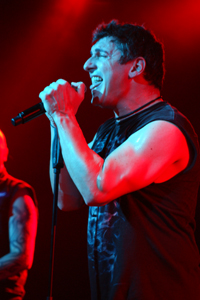 Der völlig harmlos aussehende kurzhaarige Sänger