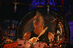 Der muskelbepackte Drummer mit Irokesenschnitt