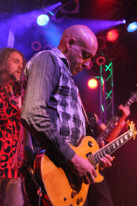 Tino ganz versunken in die Musik