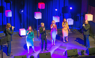 Pust; der abweichende Cyanton Elisabeth Anviks ist der Beleuchtung geschuldet ...