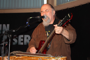 Glenn Kaiser mal an den vertikalen Saiten ...