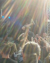 Crowdsurfer im heiligen Schein