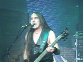 Nein, das ist nicht Joey de Maio!