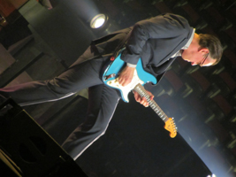 Nur scheinbar vor leeren Rängen solierend: Joe Bonamassa (der Block rechts neben der Bühne war unbesetzt)