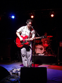 Deniz Jaspersen mit seiner neuen Gitarre